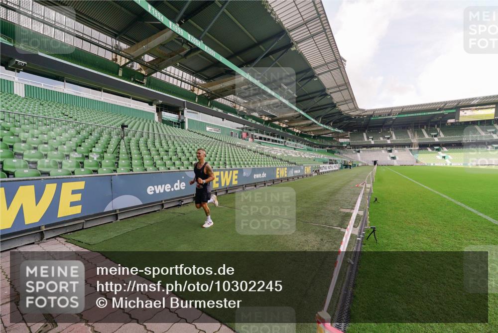 13.09.2026 - 21. swb-Marathon Bremen Michael Burmester http://msf.ph/oto/10302245 13.09.2026 12:11:26 Laufen im Stadion 614, 1046, 1651, 1671, 2054 meine-sportfotos.de
