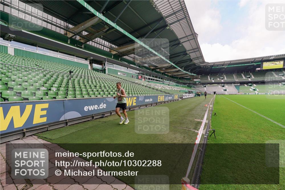 13.09.2026 - 21. swb-Marathon Bremen Michael Burmester http://msf.ph/oto/10302288 13.09.2026 12:15:25 Laufen im Stadion 245, 540, 822, 1028, 1670, 1766, 1997, 317, 443, 614, 796, 1651 meine-sportfotos.de