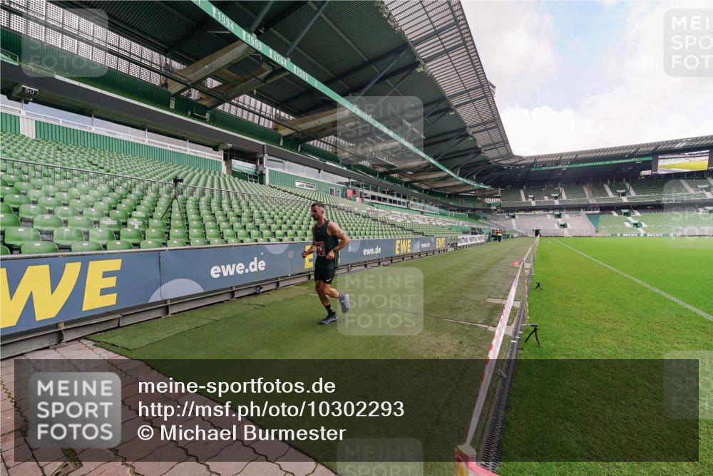 13.09.2026 - 21. swb-Marathon Bremen Michael Burmester http://msf.ph/oto/10302293 13.09.2026 12:15:33 Laufen im Stadion 245, 822, 1028, 1670, 1766, 1997, 317, 443, 614, 796, 1651 meine-sportfotos.de