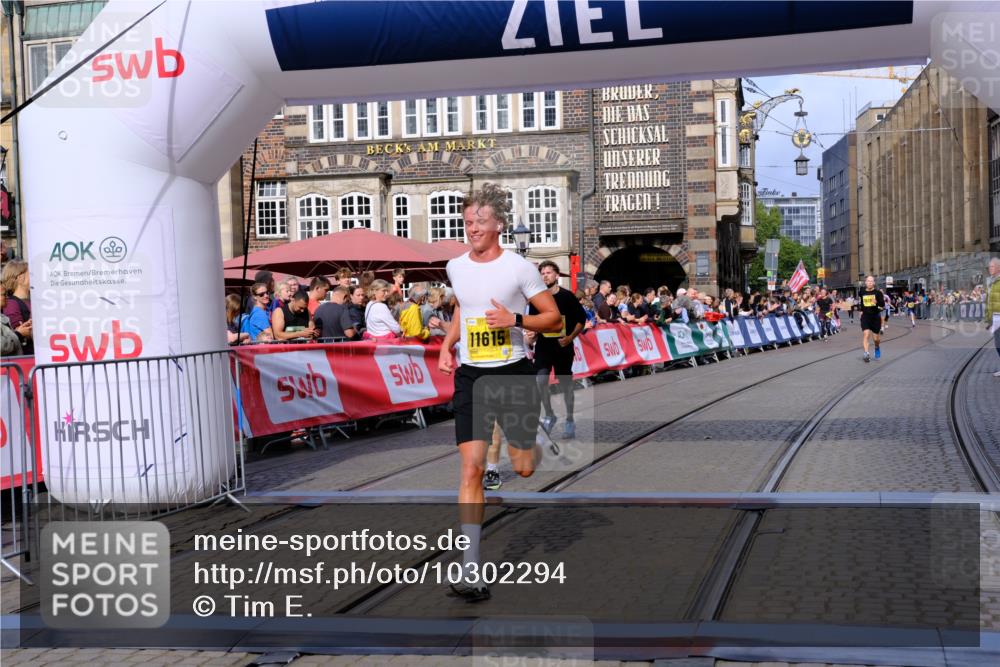 13.09.2026 - 21. swb-Marathon Bremen Tim E. http://msf.ph/oto/10302294 13.09.2026 10:44:54 Ziel 10454, 10806, 10861, 11438, 11615, 11704, 12473 meine-sportfotos.de
