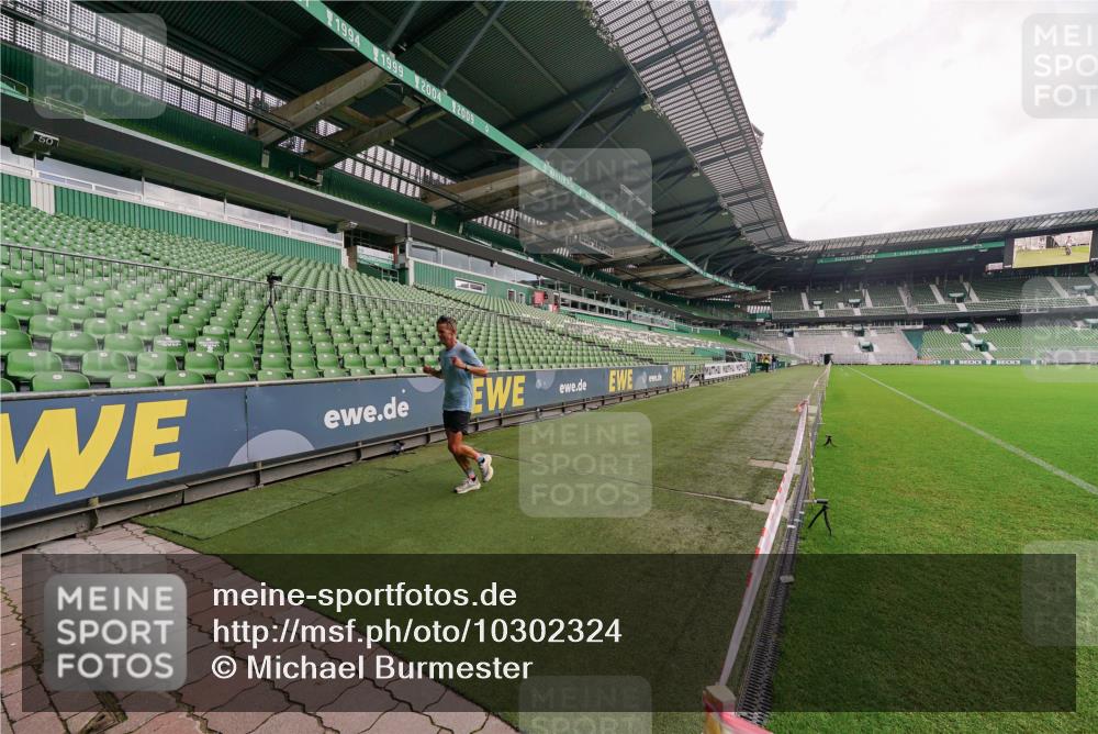 13.09.2026 - 21. swb-Marathon Bremen Michael Burmester http://msf.ph/oto/10302324 13.09.2026 12:20:20 Laufen im Stadion 634, 1957, 513, 917, 1154, 1190, 1192, 1263 meine-sportfotos.de
