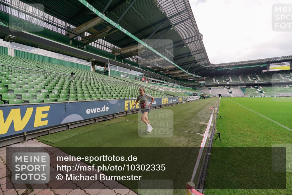 13.09.2026 - 21. swb-Marathon Bremen Michael Burmester http://msf.ph/oto/10302335 13.09.2026 12:20:44 Laufen im Stadion 634, 642, 1957, 513, 917, 1154, 1190, 1192, 1263 meine-sportfotos.de