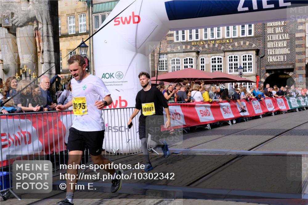 13.09.2026 - 21. swb-Marathon Bremen Tim E. http://msf.ph/oto/10302342 13.09.2026 10:44:55 Ziel 10454, 10806, 10861, 11438, 11615, 11704, 12425, 12473 meine-sportfotos.de