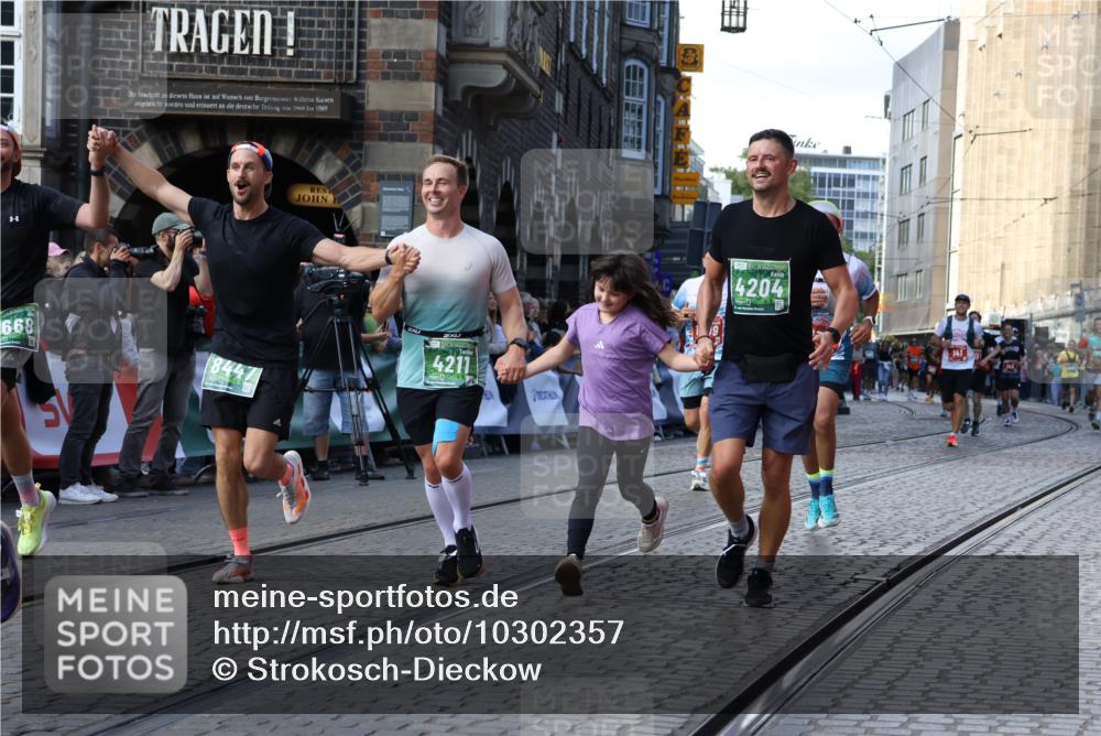 13.09.2026 - 21. swb-Marathon Bremen Strokosch-Dieckow http://msf.ph/oto/10302357 13.09.2026 13:22:17 Ziel 141, 148, 1209, 2051, 3338, 3652, 3774, 3934, 4581, 4735, 5193, 6976, 7098, 8438, 8452, 8924, 8947, 9421, 9599, 9839, 10120, 1933, 2481, 3855, 4204, 4211, 4697, 6891, 8447, 9668 meine-sportfotos.de
