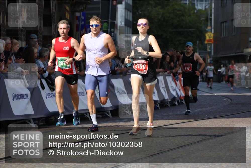 13.09.2026 - 21. swb-Marathon Bremen Strokosch-Dieckow http://msf.ph/oto/10302358 13.09.2026 12:53:13 Ziel 417, 553, 2100, 7244, 8077, 8729, 9522, 2670, 3080, 8081 meine-sportfotos.de