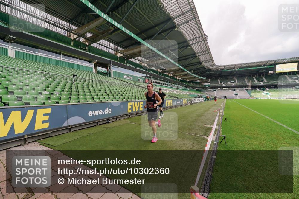 13.09.2026 - 21. swb-Marathon Bremen Michael Burmester http://msf.ph/oto/10302360 13.09.2026 12:23:49 Laufen im Stadion 129, 149, 236, 289, 798, 1483, 1490, 1567, 634, 1957 meine-sportfotos.de