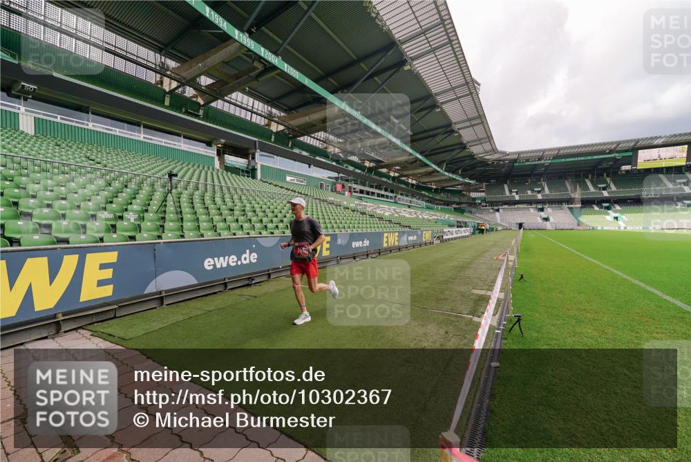 13.09.2026 - 21. swb-Marathon Bremen Michael Burmester http://msf.ph/oto/10302367 13.09.2026 12:23:55 Laufen im Stadion 129, 149, 236, 289, 798, 1483, 1490, 1567, 634, 1957 meine-sportfotos.de