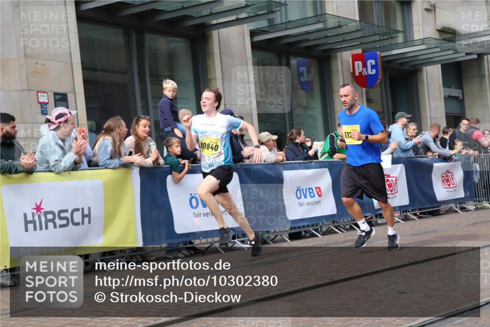 13.09.2026 - 21. swb-Marathon Bremen Strokosch-Dieckow http://msf.ph/oto/10302380 13.09.2026 10:50:31 Ziel 10200, 10267, 10537, 10764, 11076, 11087, 11170, 11220, 11625, 11626, 11753, 11774, 11961, 12004, 12052, 12070, 12179, 12303, 12309, 12351, 12407, 12488, 12560, 13544, 10170, 10233, 10525, 10840, 10923, 11111, 11128, 11178, 11276, 11497, 11499, 11622, 11664, 11680, 11742, 12045, 12078, 12269, 12447, 13562 meine-sportfotos.de