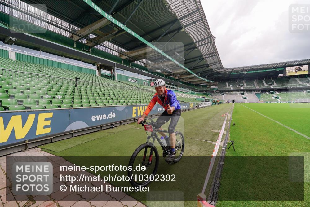 13.09.2026 - 21. swb-Marathon Bremen Michael Burmester http://msf.ph/oto/10302392 13.09.2026 12:25:36 Laufen im Stadion 149, 447, 814, 875, 968, 1187, 1313, 1544, 1840, 2044, 2143, 129, 236, 642 meine-sportfotos.de