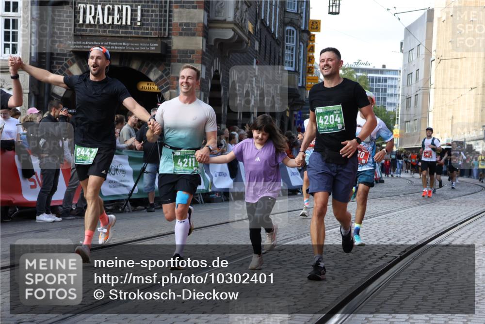 13.09.2026 - 21. swb-Marathon Bremen Strokosch-Dieckow http://msf.ph/oto/10302401 13.09.2026 13:22:17 Ziel 141, 148, 1209, 2051, 3338, 3652, 3774, 3934, 4581, 4735, 5193, 6976, 7098, 8438, 8452, 8924, 8947, 9421, 9599, 9839, 10120, 1933, 2481, 3855, 4204, 4211, 4697, 6891, 8447, 9668 meine-sportfotos.de