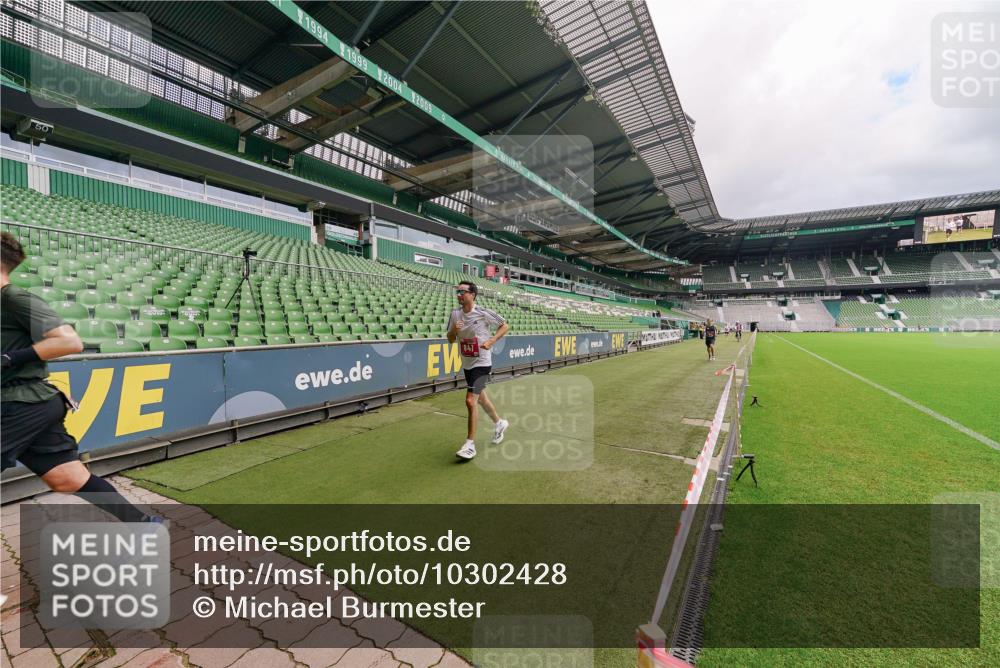 13.09.2026 - 21. swb-Marathon Bremen Michael Burmester http://msf.ph/oto/10302428 13.09.2026 12:26:54 Laufen im Stadion 103, 206, 238, 322, 420, 447, 841, 875, 968, 1187, 1352, 1840, 2032, 2044, 2143, 129, 149, 236, 289, 798, 1483, 1490, 1567 meine-sportfotos.de
