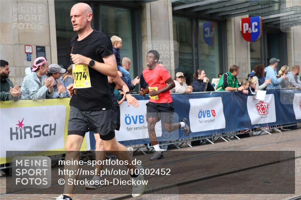 13.09.2026 - 21. swb-Marathon Bremen Strokosch-Dieckow http://msf.ph/oto/10302452 13.09.2026 10:50:34 Ziel 10200, 10267, 10537, 10764, 11076, 11087, 11170, 11339, 11625, 11626, 11753, 11961, 12004, 12052, 12070, 12179, 12303, 12351, 12407, 12488, 12560, 13544, 10170, 10233, 10525, 10840, 10923, 11178, 11220, 11276, 11497, 11499, 11622, 11664, 11680, 11742, 11774, 12045, 12078, 12269, 12309, 12447, 13562 meine-sportfotos.de
