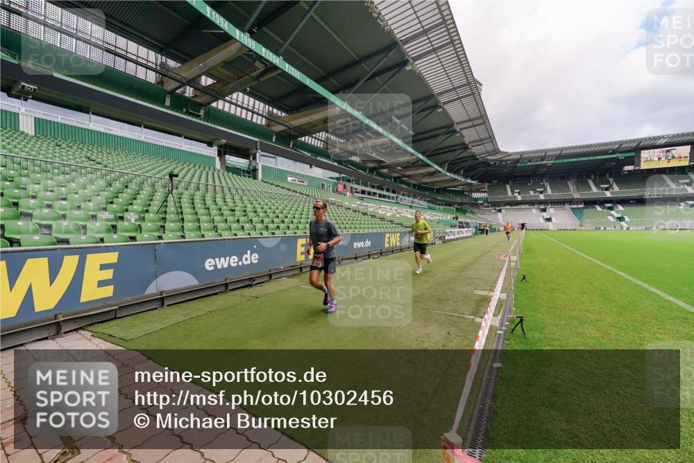 13.09.2026 - 21. swb-Marathon Bremen Michael Burmester http://msf.ph/oto/10302456 13.09.2026 12:27:34 Laufen im Stadion 103, 206, 238, 322, 358, 420, 553, 574, 841, 875, 1161, 1253, 1256, 1352, 1525, 1724, 1783, 1917, 2032, 3662, 4264, 129, 149, 289, 798, 1313, 1483, 1490, 1544, 1567 meine-sportfotos.de