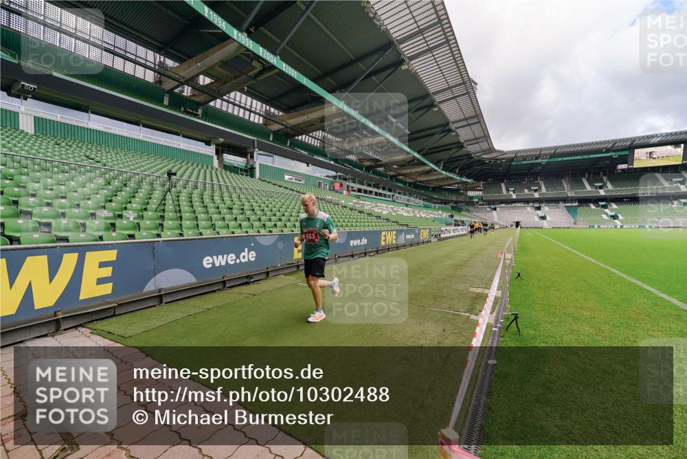 13.09.2026 - 21. swb-Marathon Bremen Michael Burmester http://msf.ph/oto/10302488 13.09.2026 12:28:06 Laufen im Stadion 103, 238, 358, 420, 553, 574, 649, 719, 959, 1161, 1253, 1256, 1352, 1391, 1428, 1525, 1724, 1783, 1917, 2032, 3662, 4264, 149, 289, 798, 814, 1313, 1483, 1490, 1544 meine-sportfotos.de