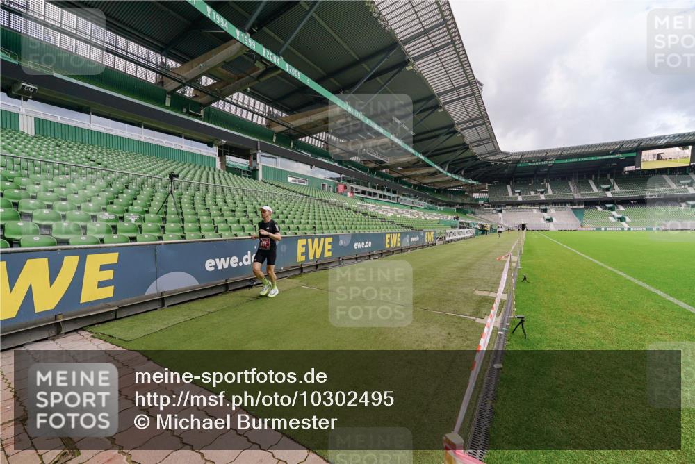 13.09.2026 - 21. swb-Marathon Bremen Michael Burmester http://msf.ph/oto/10302495 13.09.2026 12:28:19 Laufen im Stadion 103, 238, 358, 420, 553, 574, 649, 719, 959, 1161, 1253, 1256, 1352, 1391, 1428, 1525, 1724, 1783, 1917, 2032, 3662, 4264, 149, 289, 814, 968, 1313, 1483, 1490, 1544, 2044 meine-sportfotos.de