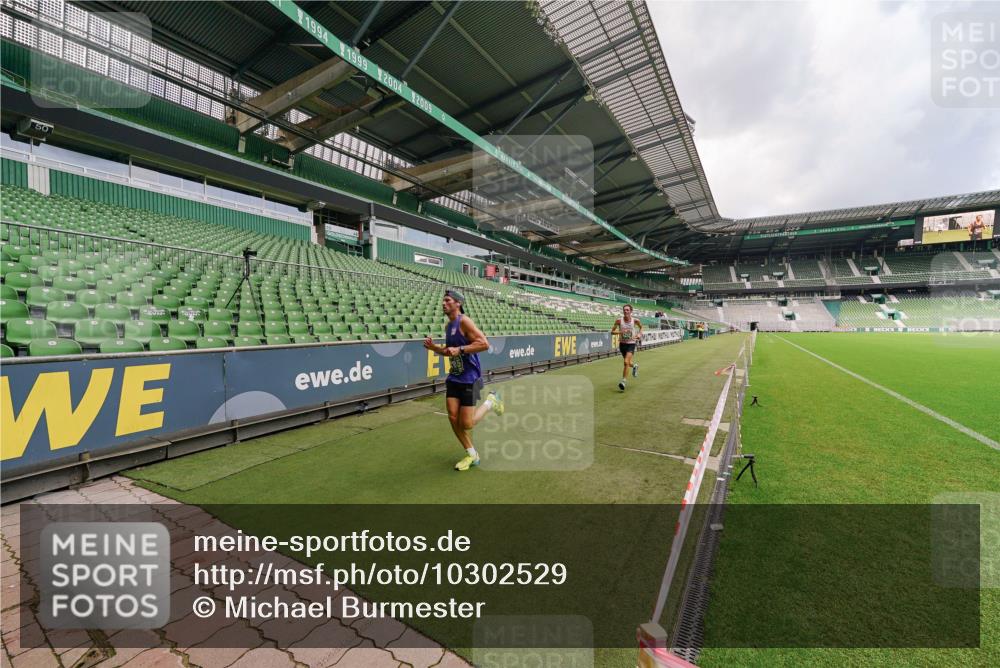 13.09.2026 - 21. swb-Marathon Bremen Michael Burmester http://msf.ph/oto/10302529 13.09.2026 12:29:44 Laufen im Stadion 314, 520, 547, 649, 719, 858, 934, 959, 1168, 1214, 1391, 1428, 1453, 206, 238, 322, 447, 814, 841, 875, 968, 1187, 1840, 2044, 2143 meine-sportfotos.de