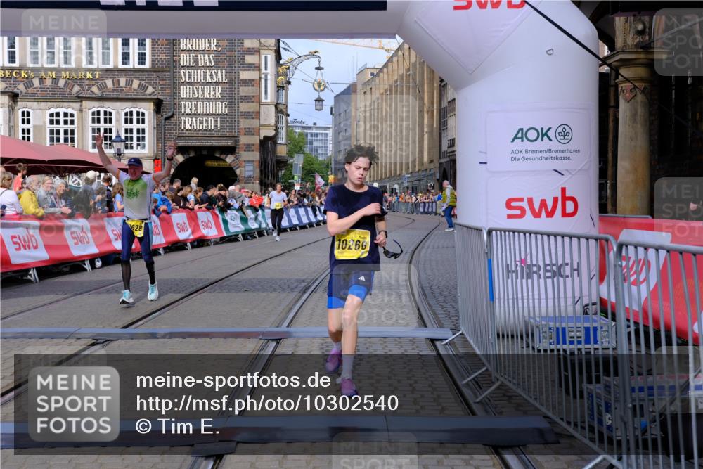 13.09.2026 - 21. swb-Marathon Bremen Tim E. http://msf.ph/oto/10302540 13.09.2026 10:45:09 Ziel 10266, 10628, 10735, 11692, 11704, 12302, 12425 meine-sportfotos.de