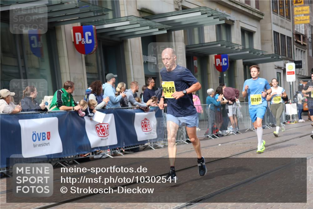 13.09.2026 - 21. swb-Marathon Bremen Strokosch-Dieckow http://msf.ph/oto/10302541 13.09.2026 10:50:38 Ziel 10200, 10267, 10537, 10764, 11076, 11087, 11170, 11339, 11625, 11626, 11753, 11961, 12004, 12070, 12179, 12303, 12351, 12407, 12560, 10170, 10233, 10525, 10764, 10840, 10923, 11220, 11276, 11497, 11499, 11622, 11664, 11680, 11742, 11774, 12045, 12052, 12078, 12309, 12447, 12488, 13544, 13562 meine-sportfotos.de
