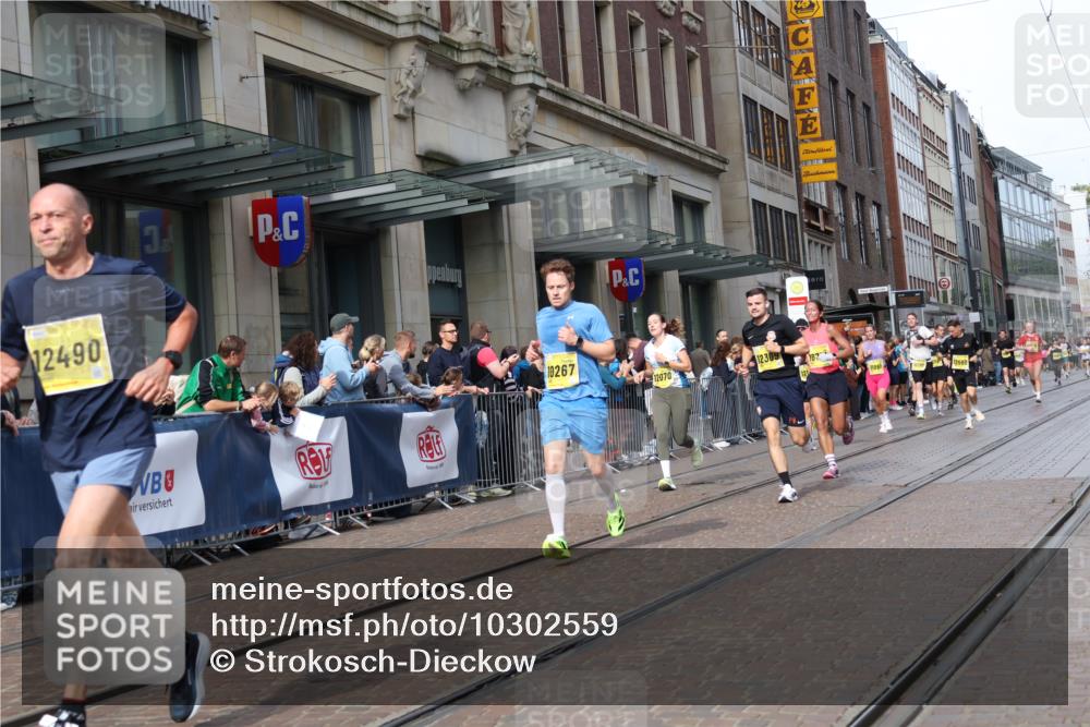 13.09.2026 - 21. swb-Marathon Bremen Strokosch-Dieckow http://msf.ph/oto/10302559 13.09.2026 10:50:39 Ziel 10200, 10267, 10537, 11076, 11087, 11170, 11339, 11537, 11625, 11626, 11753, 11961, 12004, 12070, 12179, 12303, 12351, 12407, 12560, 10170, 10233, 10267, 10525, 10764, 10840, 10923, 11220, 11276, 11497, 11499, 11622, 11664, 11680, 11742, 11774, 12045, 12052, 12078, 12309, 12447, 12488, 13544, 13562 meine-sportfotos.de