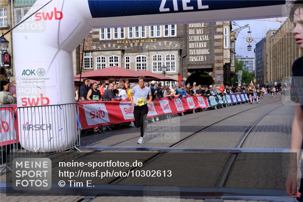 13.09.2026 - 21. swb-Marathon Bremen Tim E. http://msf.ph/oto/10302613 13.09.2026 10:45:13 Ziel 10096, 10266, 10628, 10735, 11692, 12302, 12425 meine-sportfotos.de