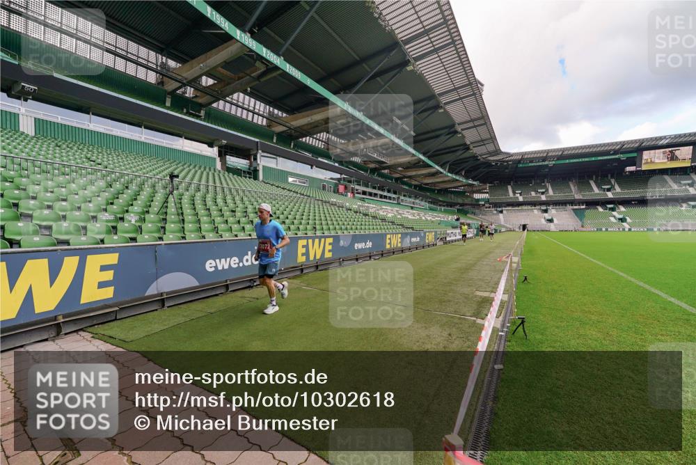 13.09.2026 - 21. swb-Marathon Bremen Michael Burmester http://msf.ph/oto/10302618 13.09.2026 12:33:56 Laufen im Stadion 250, 272, 299, 525, 919, 1089, 1212, 1606, 1629, 2072, 5428, 7741, 314, 520, 547, 1168, 1214, 1357, 1453, 1639, 4474, 5212, 6485, 8285 meine-sportfotos.de
