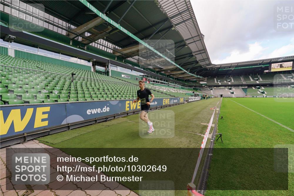 13.09.2026 - 21. swb-Marathon Bremen Michael Burmester http://msf.ph/oto/10302649 13.09.2026 12:34:58 Laufen im Stadion 250, 272, 299, 525, 919, 1089, 1212, 1550, 1875, 2072, 4232, 5428, 417, 482, 573, 668, 943, 1020, 1126, 1357, 1507, 1639, 2100, 4474, 5212, 6485, 6507, 8044, 8285 meine-sportfotos.de
