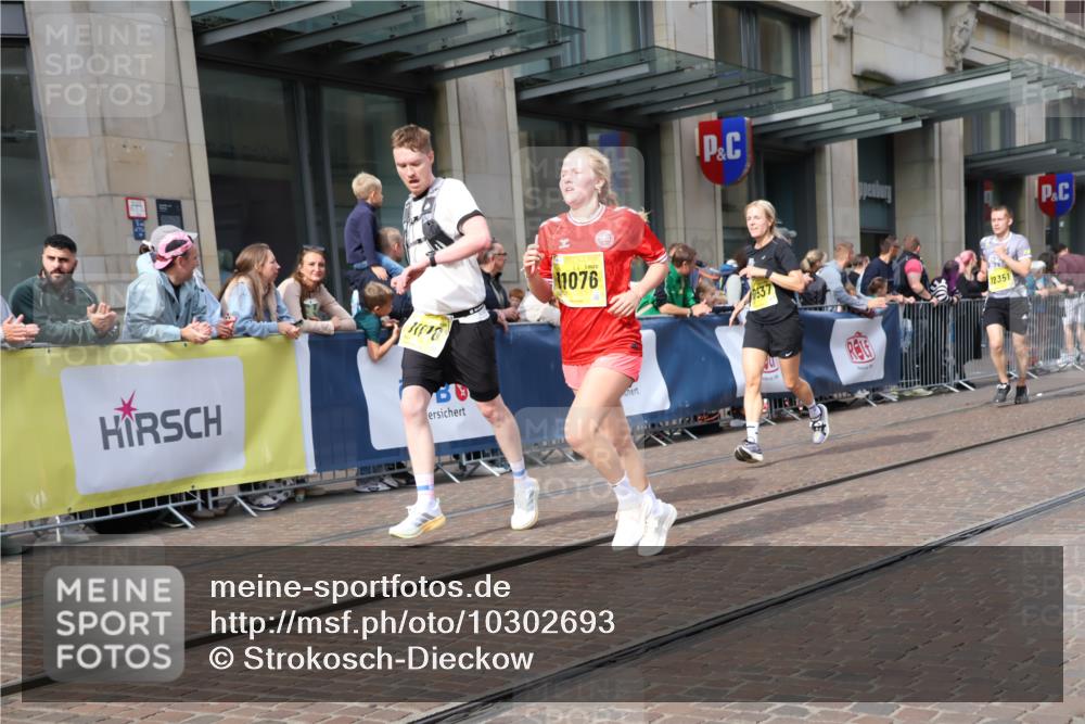 13.09.2026 - 21. swb-Marathon Bremen Strokosch-Dieckow http://msf.ph/oto/10302693 13.09.2026 10:50:47 Ziel 10200, 10471, 10515, 10537, 10808, 11087, 11170, 11339, 11503, 11537, 11625, 11626, 11801, 11973, 12004, 12133, 12179, 12303, 12351, 12407, 12552, 10267, 10525, 10764, 10840, 11076, 11170, 11220, 11276, 11664, 11742, 11753, 11774, 11961, 12052, 12070, 12078, 12179, 12309, 12447, 12488, 12560, 13544 meine-sportfotos.de