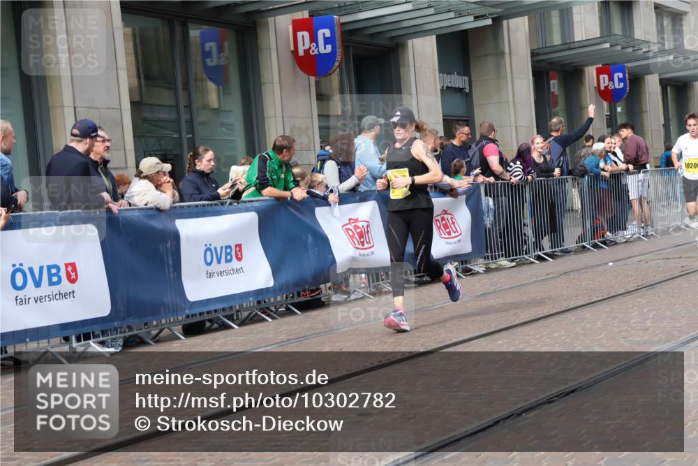 13.09.2026 - 21. swb-Marathon Bremen Strokosch-Dieckow http://msf.ph/oto/10302782 13.09.2026 10:50:53 Ziel 10200, 10381, 10471, 10515, 10808, 10887, 11339, 11503, 11537, 11625, 11626, 11801, 11973, 12004, 12051, 12133, 12303, 12407, 12552, 10267, 10537, 10764, 11076, 11087, 11170, 11220, 11276, 11664, 11753, 11774, 11961, 12004, 12052, 12070, 12179, 12309, 12351, 12488, 12560, 13544 meine-sportfotos.de