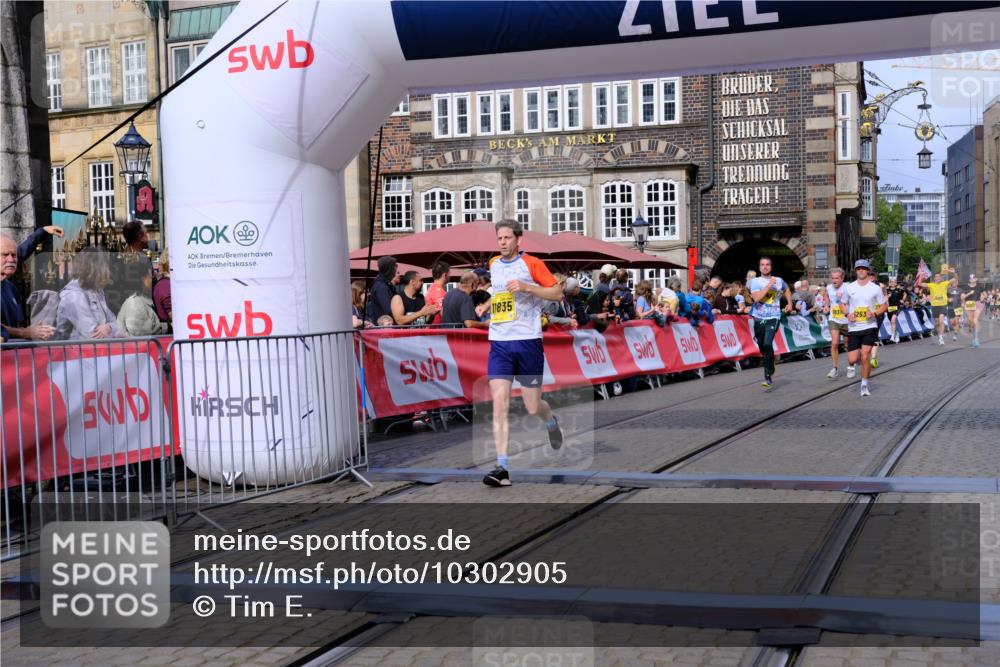 13.09.2026 - 21. swb-Marathon Bremen Tim E. http://msf.ph/oto/10302905 13.09.2026 10:45:39 Ziel 10143, 10318, 10352, 10398, 10536, 10866, 11020, 11088, 11209, 11232, 11396, 11478, 11695, 11749, 11835, 12054, 12475, 12534 meine-sportfotos.de