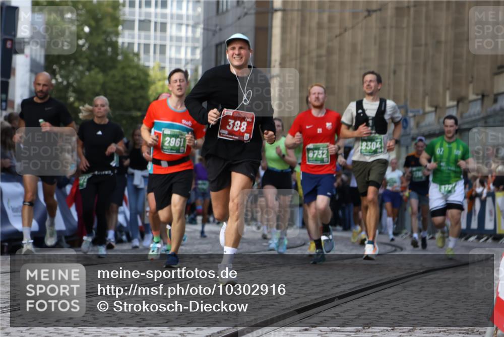 13.09.2026 - 21. swb-Marathon Bremen Strokosch-Dieckow http://msf.ph/oto/10302916 13.09.2026 13:23:02 Ziel 388, 913, 2402, 2481, 2771, 2806, 4483, 6707, 6737, 6792, 6891, 7586, 8547, 8551, 8694, 9090, 9510, 1809, 1900, 1935, 2306, 2367, 2427, 2827, 2961, 3233, 3374, 3729, 3920, 5114, 8045, 8231, 8304, 8732, 8787, 9827, 10127 meine-sportfotos.de