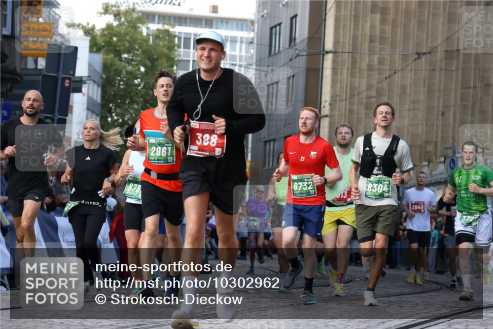 13.09.2026 - 21. swb-Marathon Bremen Strokosch-Dieckow http://msf.ph/oto/10302962 13.09.2026 13:23:03 Ziel 388, 913, 2040, 2402, 2481, 2771, 2806, 3145, 4483, 6707, 6737, 6792, 6891, 7586, 8547, 8551, 8694, 9090, 9510, 1809, 1900, 2306, 2367, 2427, 2827, 2899, 2961, 3374, 3729, 3920, 5114, 8045, 8231, 8304, 8732, 8787, 9827, 10127 meine-sportfotos.de