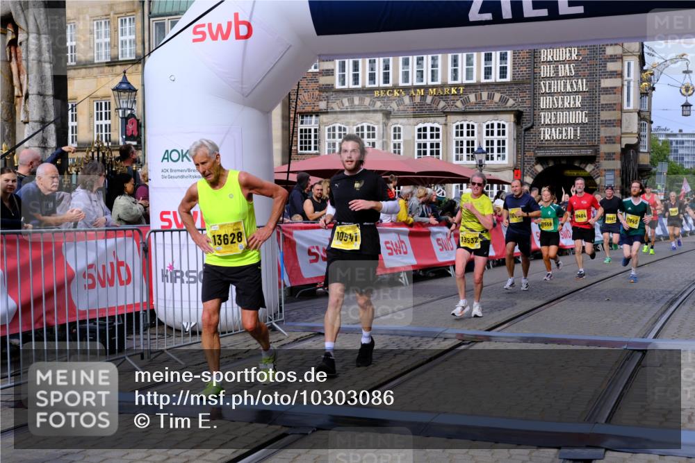 13.09.2026 - 21. swb-Marathon Bremen Tim E. http://msf.ph/oto/10303086 13.09.2026 10:45:56 Ziel 10352, 10464, 10536, 10541, 10583, 10987, 11015, 11063, 11088, 11209, 11232, 11279, 11559, 11749, 11762, 11845, 12087, 12290, 12355, 13532, 13595, 13628 meine-sportfotos.de
