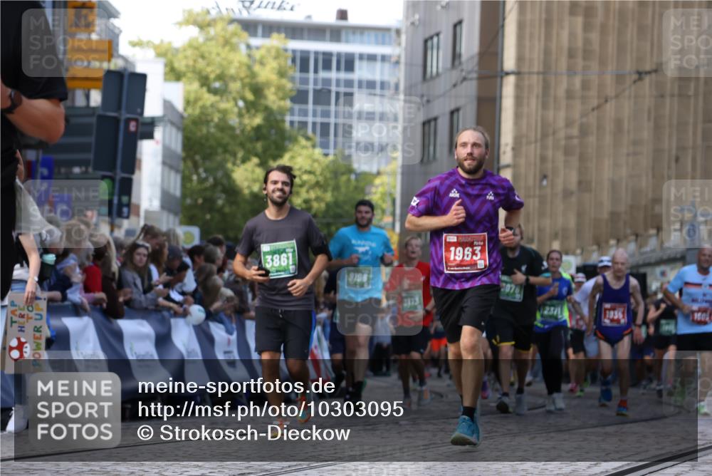13.09.2026 - 21. swb-Marathon Bremen Strokosch-Dieckow http://msf.ph/oto/10303095 13.09.2026 13:23:19 Ziel 1809, 1935, 1963, 2040, 2367, 2827, 2914, 2961, 3098, 3145, 3233, 3560, 5114, 6737, 7909, 8304, 8377, 8646, 8671, 8672, 8787, 8819, 8820, 9921, 672, 2371, 2409, 3078, 3138, 3173, 3531, 3861, 3939, 6848, 6923, 8560, 8863, 9088, 9196, 9436 meine-sportfotos.de