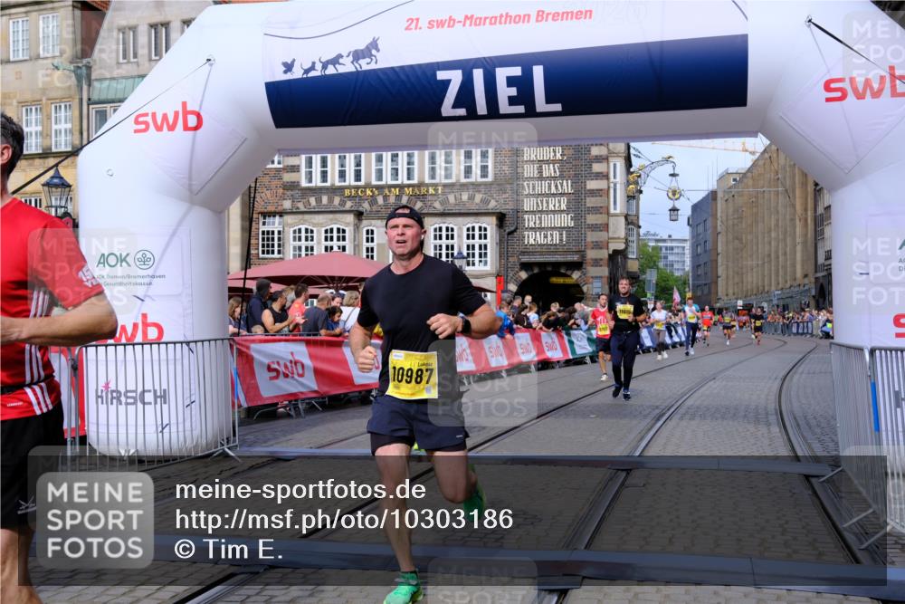 13.09.2026 - 21. swb-Marathon Bremen Tim E. http://msf.ph/oto/10303186 13.09.2026 10:46:01 Ziel 10464, 10541, 10583, 10987, 11015, 11063, 11279, 11559, 11762, 11845, 12033, 12069, 12087, 12290, 12355, 13532, 13595, 13628 meine-sportfotos.de