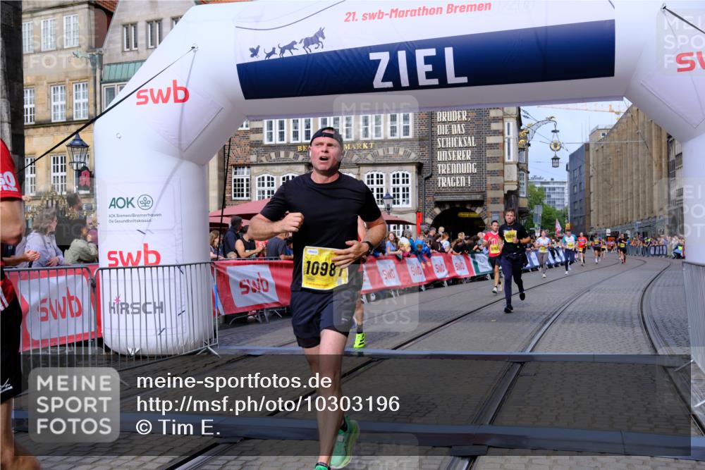 13.09.2026 - 21. swb-Marathon Bremen Tim E. http://msf.ph/oto/10303196 13.09.2026 10:46:01 Ziel 10464, 10541, 10583, 10987, 11015, 11063, 11279, 11559, 11762, 11845, 12033, 12069, 12087, 12290, 12355, 13532, 13595, 13628 meine-sportfotos.de