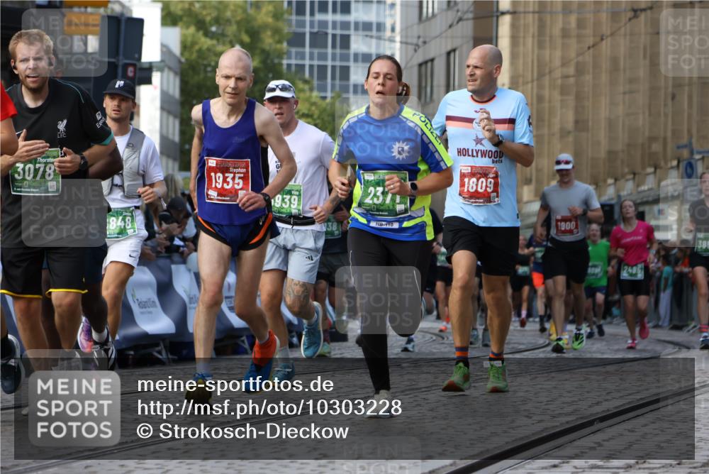 13.09.2026 - 21. swb-Marathon Bremen Strokosch-Dieckow http://msf.ph/oto/10303228 13.09.2026 13:23:26 Ziel 1809, 1900, 1935, 1963, 2306, 2367, 2427, 2827, 2914, 2961, 3098, 3233, 3374, 3560, 3729, 3920, 5114, 7909, 8045, 8231, 8304, 8377, 8671, 8672, 8732, 8787, 8819, 8820, 9827, 9921, 135, 672, 2371, 2409, 2485, 2490, 2560, 2627, 3078, 3138, 3173, 3856, 3939, 5908, 6157, 6843, 6848, 8095, 8560, 9088, 9196 meine-sportfotos.de