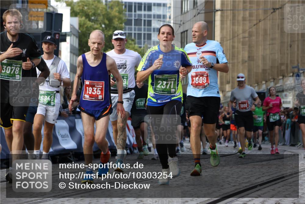 13.09.2026 - 21. swb-Marathon Bremen Strokosch-Dieckow http://msf.ph/oto/10303254 13.09.2026 13:23:26 Ziel 1809, 1900, 1935, 1963, 2306, 2367, 2427, 2827, 2914, 2961, 3098, 3233, 3374, 3560, 3729, 3920, 5114, 7909, 8045, 8231, 8304, 8377, 8671, 8672, 8732, 8787, 8819, 8820, 9827, 9921, 135, 672, 2371, 2409, 2485, 2490, 2560, 2627, 3078, 3138, 3173, 3856, 3939, 5908, 6157, 6843, 6848, 8095, 8560, 9088, 9196 meine-sportfotos.de