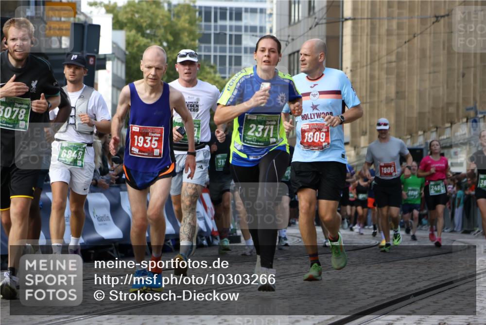 13.09.2026 - 21. swb-Marathon Bremen Strokosch-Dieckow http://msf.ph/oto/10303266 13.09.2026 13:23:27 Ziel 1809, 1900, 1935, 2306, 2367, 2427, 2827, 2914, 2961, 3098, 3233, 3374, 3729, 3920, 5114, 7909, 8045, 8231, 8304, 8377, 8671, 8672, 8732, 8787, 8819, 8820, 9827, 9921, 10127, 135, 672, 2371, 2409, 2485, 2490, 2560, 2627, 3078, 3138, 3173, 3642, 3856, 3939, 5908, 6157, 6843, 6848, 8095, 8560, 9088, 9196 meine-sportfotos.de