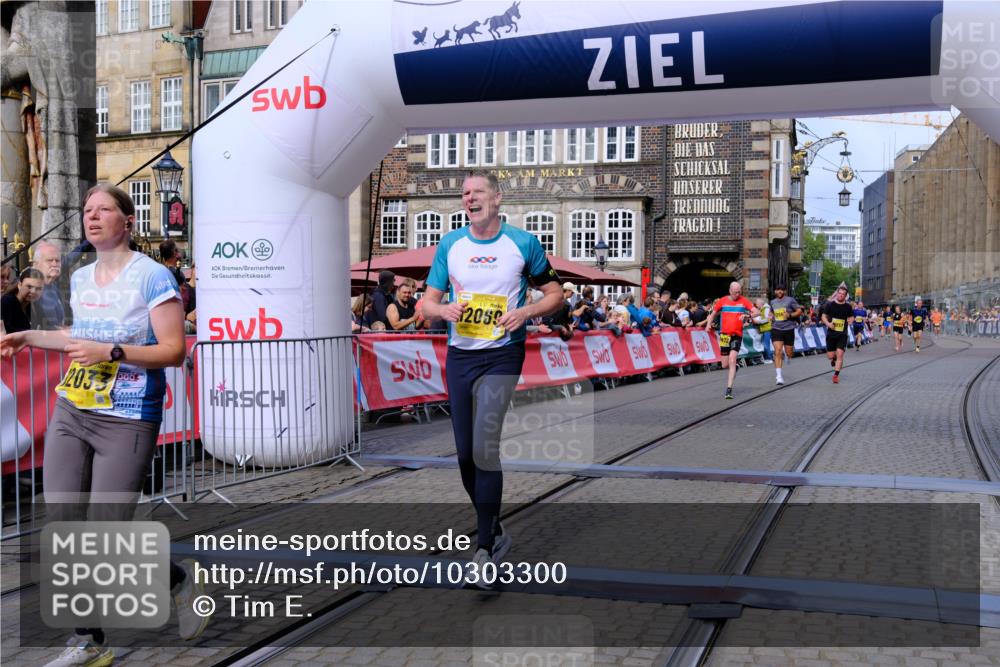 13.09.2026 - 21. swb-Marathon Bremen Tim E. http://msf.ph/oto/10303300 13.09.2026 10:46:09 Ziel 10436, 10464, 10987, 11015, 11063, 11279, 11559, 11762, 11845, 12033, 12069, 12087, 12556, 12557, 13595 meine-sportfotos.de