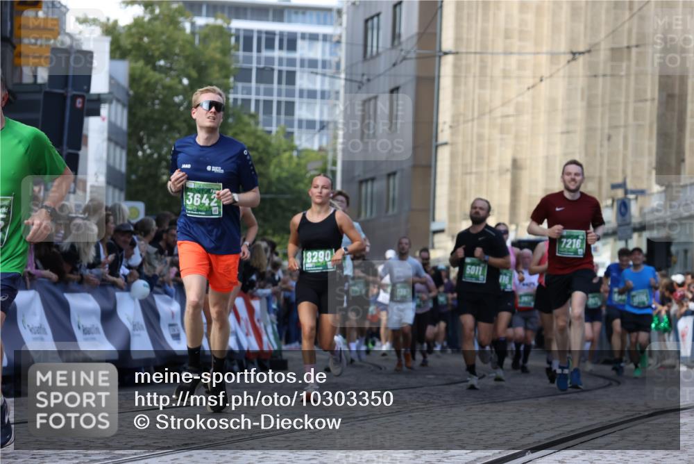 13.09.2026 - 21. swb-Marathon Bremen Strokosch-Dieckow http://msf.ph/oto/10303350 13.09.2026 13:23:38 Ziel 1900, 2306, 2427, 2827, 2899, 2961, 3374, 3531, 3729, 3861, 3920, 5820, 5821, 6923, 8045, 8231, 8304, 8732, 8787, 8863, 9436, 9827, 10127, 2288, 2485, 2517, 2560, 3642, 4601, 4671, 5011, 5116, 5231, 6157, 6332, 6648, 7216, 7357, 7475, 8051, 8052, 8095, 8290, 10115, 13197 meine-sportfotos.de