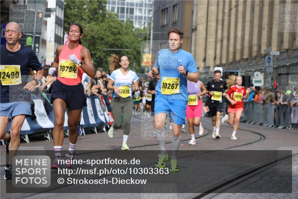 13.09.2026 - 21. swb-Marathon Bremen Strokosch-Dieckow http://msf.ph/oto/10303363 13.09.2026 10:50:51 Ziel 10233, 10525, 10840, 10923, 11220, 11276, 11622, 11664, 11680, 11742, 11774, 12045, 12052, 12078, 12309, 12447, 13544, 13562, 10200, 10537, 11087, 11339, 11625, 11626, 12004, 12303, 12351, 12407 meine-sportfotos.de