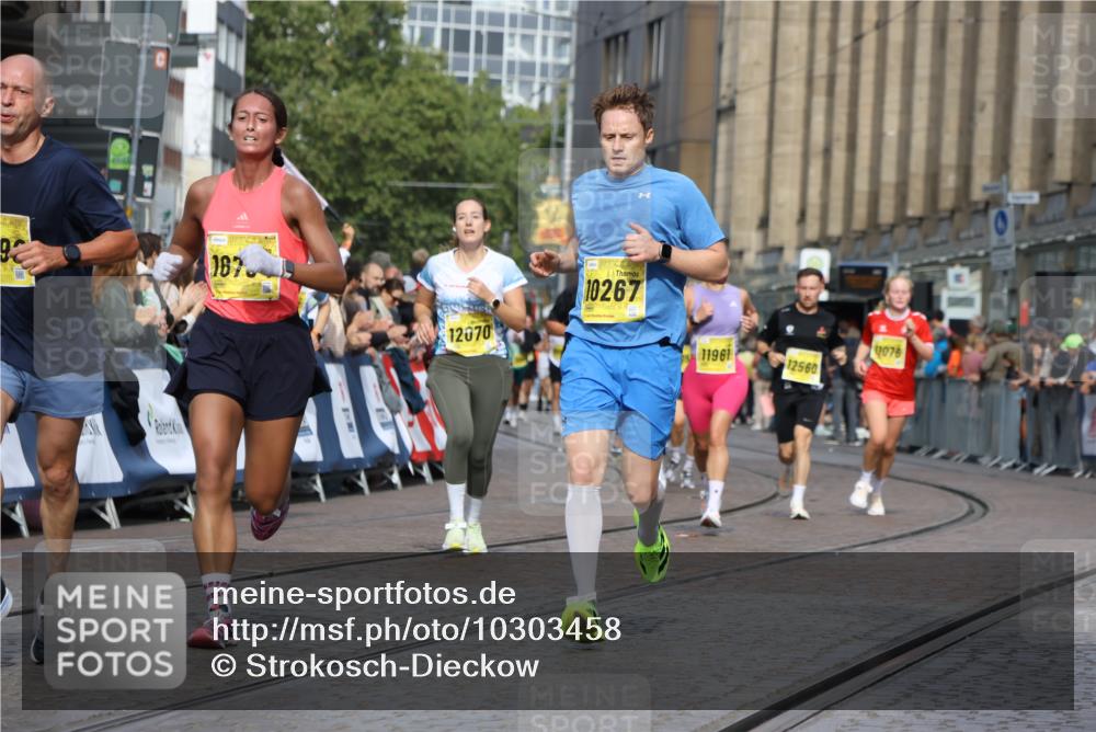 13.09.2026 - 21. swb-Marathon Bremen Strokosch-Dieckow http://msf.ph/oto/10303458 13.09.2026 10:50:51 Ziel 10233, 10525, 10840, 10923, 11220, 11276, 11622, 11664, 11680, 11742, 11774, 12045, 12052, 12078, 12309, 12447, 13544, 13562, 10200, 10537, 11087, 11339, 11625, 11626, 12004, 12303, 12351, 12407 meine-sportfotos.de