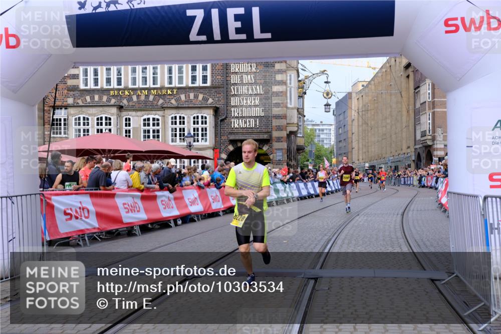 13.09.2026 - 21. swb-Marathon Bremen Tim E. http://msf.ph/oto/10303534 13.09.2026 10:46:38 Ziel 10228, 11287, 11356, 11706, 11925, 11926, 13609, 13640 meine-sportfotos.de