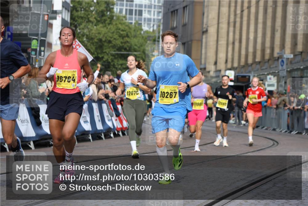 13.09.2026 - 21. swb-Marathon Bremen Strokosch-Dieckow http://msf.ph/oto/10303586 13.09.2026 10:50:52 Ziel 10233, 10525, 10840, 10923, 11220, 11276, 11622, 11664, 11680, 11742, 11774, 12045, 12052, 12078, 12309, 12447, 12488, 13544, 13562, 10200, 10537, 11087, 11339, 11625, 11626, 12004, 12303, 12351, 12407 meine-sportfotos.de