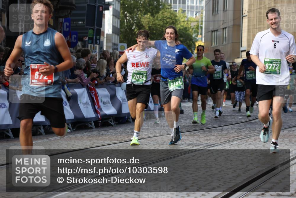 13.09.2026 - 21. swb-Marathon Bremen Strokosch-Dieckow http://msf.ph/oto/10303598 13.09.2026 13:23:56 Ziel 135, 672, 2371, 2409, 2485, 2490, 2560, 2627, 3078, 3138, 3173, 3642, 3856, 3861, 3939, 4601, 5231, 5908, 6157, 6843, 6848, 7216, 8095, 8290, 8560, 9088, 9196, 102, 776, 909, 1199, 2210, 2370, 2967, 3044, 3372, 5104, 5208, 5257, 5397, 5481, 5623, 6105, 6772, 7059, 7094, 8082, 8179, 9087, 13219 meine-sportfotos.de