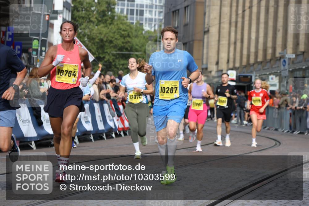 13.09.2026 - 21. swb-Marathon Bremen Strokosch-Dieckow http://msf.ph/oto/10303599 13.09.2026 10:50:52 Ziel 10233, 10525, 10840, 10923, 11220, 11276, 11622, 11664, 11680, 11742, 11774, 12045, 12052, 12078, 12309, 12447, 12488, 13544, 13562, 10200, 10537, 11087, 11339, 11625, 11626, 12004, 12303, 12351, 12407 meine-sportfotos.de