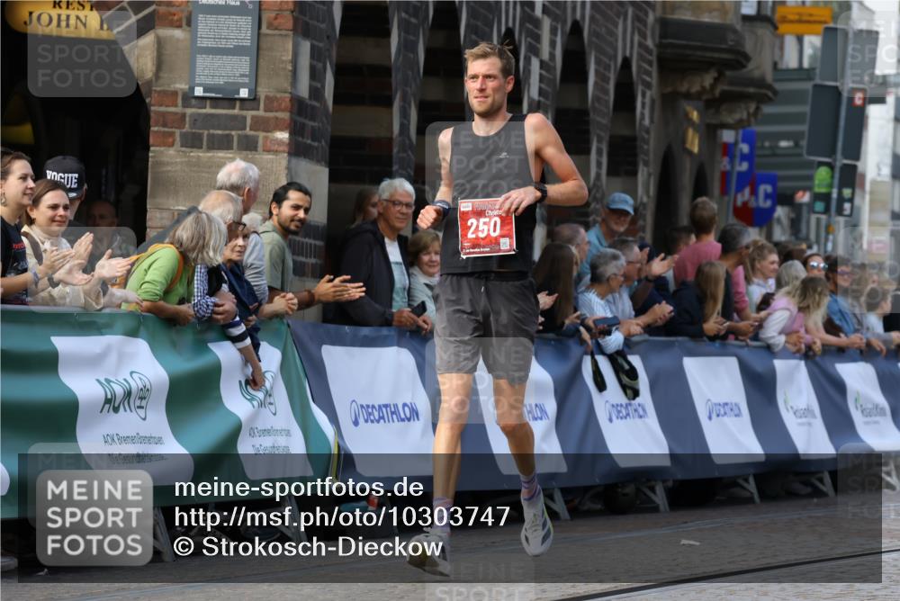 13.09.2026 - 21. swb-Marathon Bremen Strokosch-Dieckow http://msf.ph/oto/10303747 13.09.2026 12:56:35 Ziel 250, 6630, 901, 1288 meine-sportfotos.de