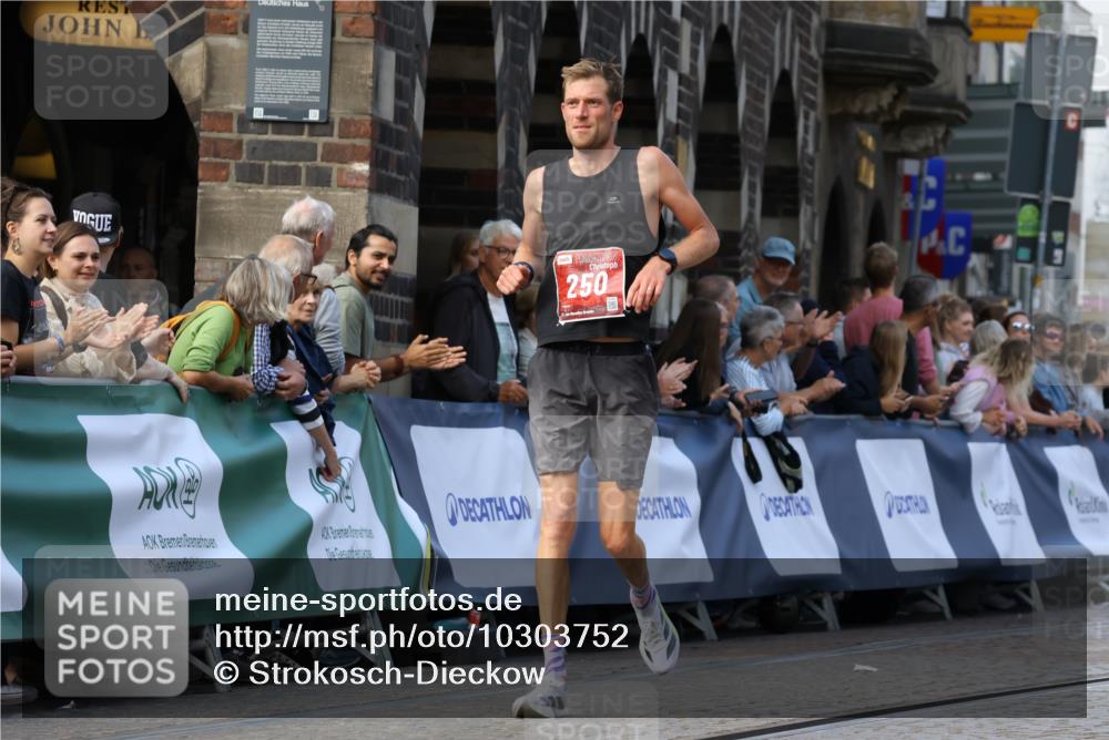 13.09.2026 - 21. swb-Marathon Bremen Strokosch-Dieckow http://msf.ph/oto/10303752 13.09.2026 12:56:36 Ziel 250, 6630, 901, 1288 meine-sportfotos.de