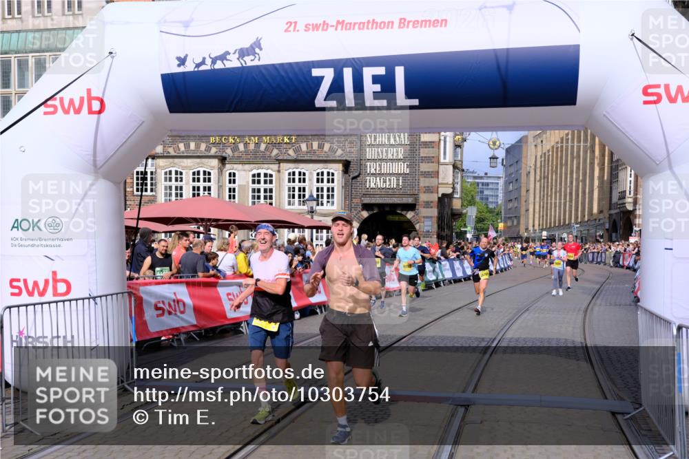 13.09.2026 - 21. swb-Marathon Bremen Tim E. http://msf.ph/oto/10303754 13.09.2026 10:47:10 Ziel 10289, 10445, 10504, 11060, 11199, 11212, 11344, 11608, 11661, 11783, 12364, 12375 meine-sportfotos.de