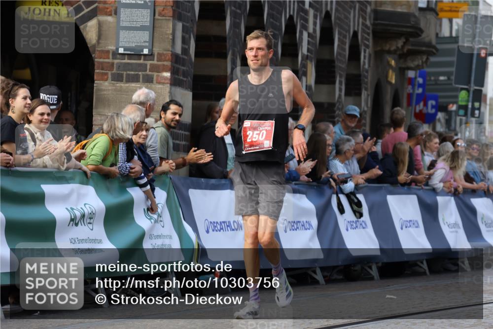 13.09.2026 - 21. swb-Marathon Bremen Strokosch-Dieckow http://msf.ph/oto/10303756 13.09.2026 12:56:36 Ziel 250, 6630, 901, 1288 meine-sportfotos.de